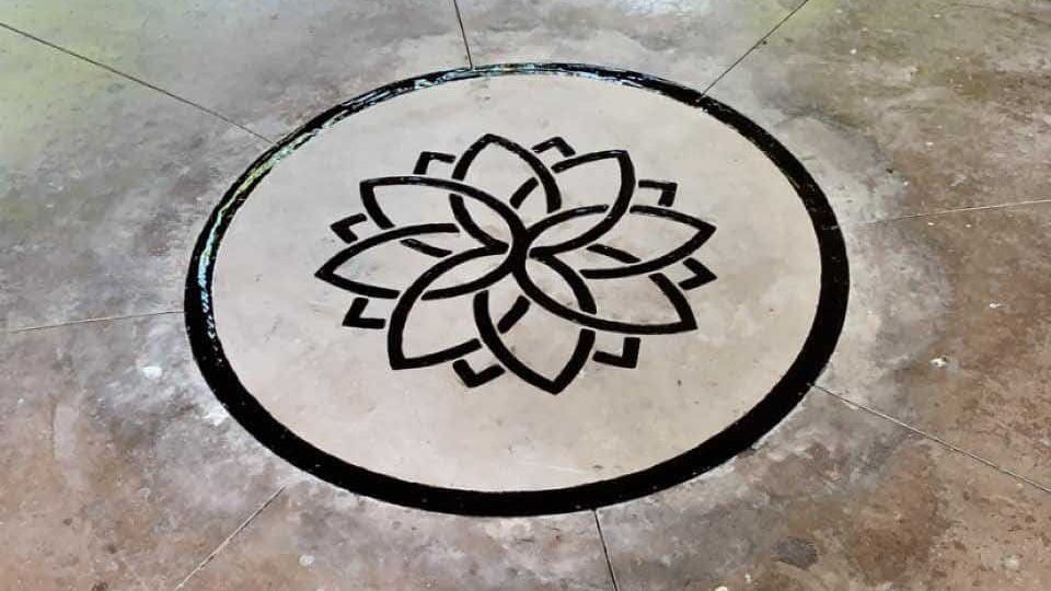 Geometric design of concrete engraving