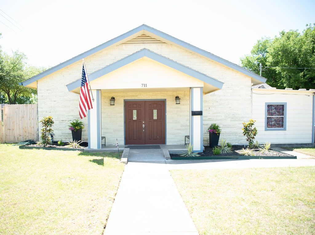 Exterior view of ClearPath Cremation Center serving families in the Dallas-Fort Worth area.