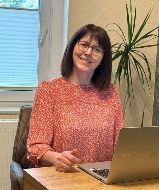 Anja Ebert sitzend am Tisch in ihrer Praxis in Wilthen (Bautzen)
