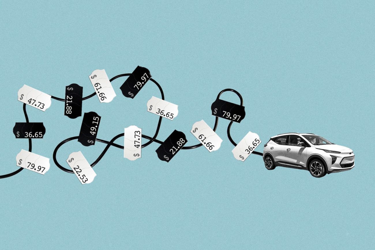 Black and white cars linked by tags and chains on a blue background, symbolizing a vehicle auction or inspection.