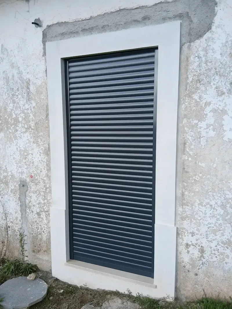 Estores térmicos de alta qualidade com controlo de luz e isolamento acústico, perfeitos para aumentar a eficiência energética da sua casa.