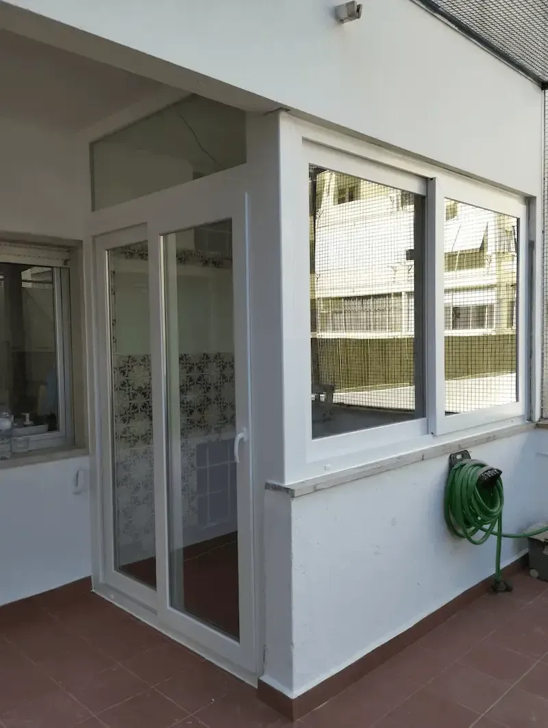 obra realizada por perimetro diafano para melhorar conforto termico  da casa com janelas de correr e porta da marca cortizo  