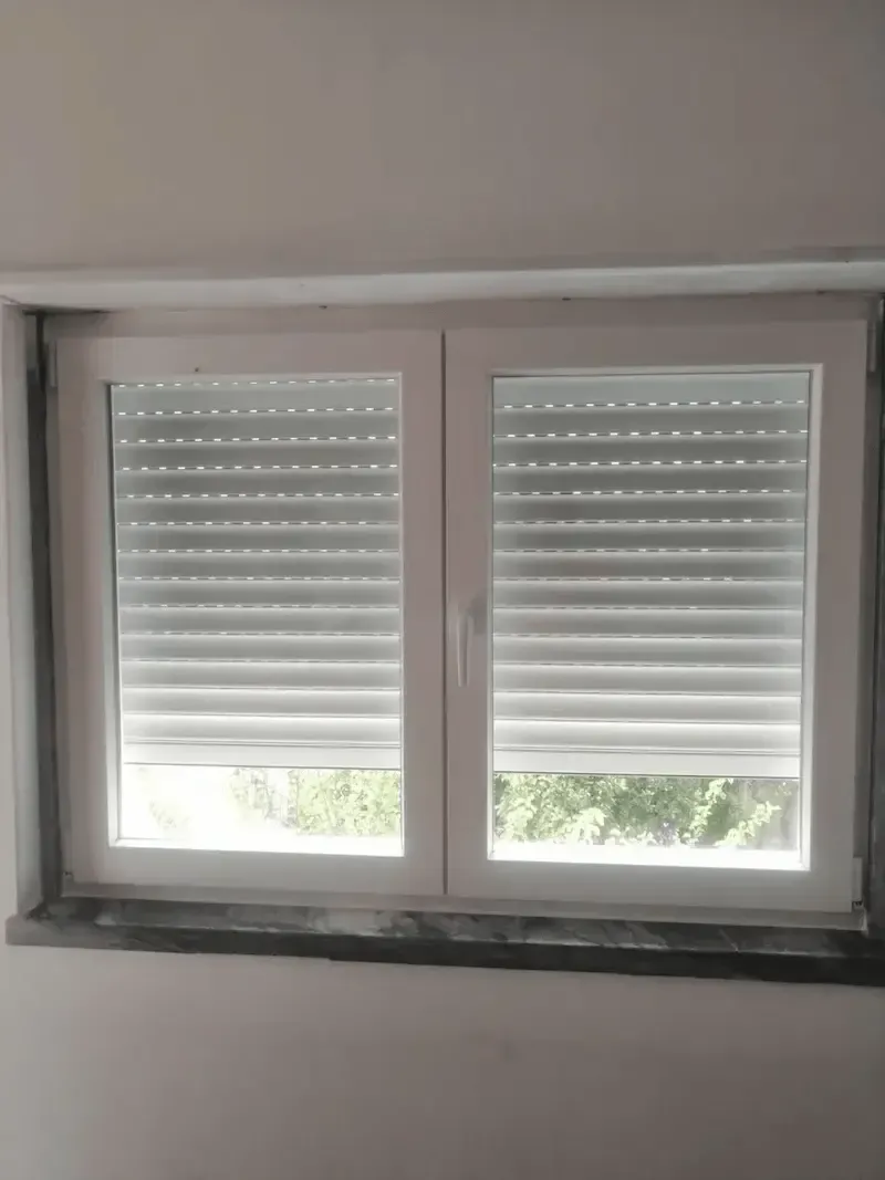Instalação de estores térmicos modernos que melhoram o conforto da casa, bloqueiam luz excessiva e ajudam a diminuir a fatura de energia.