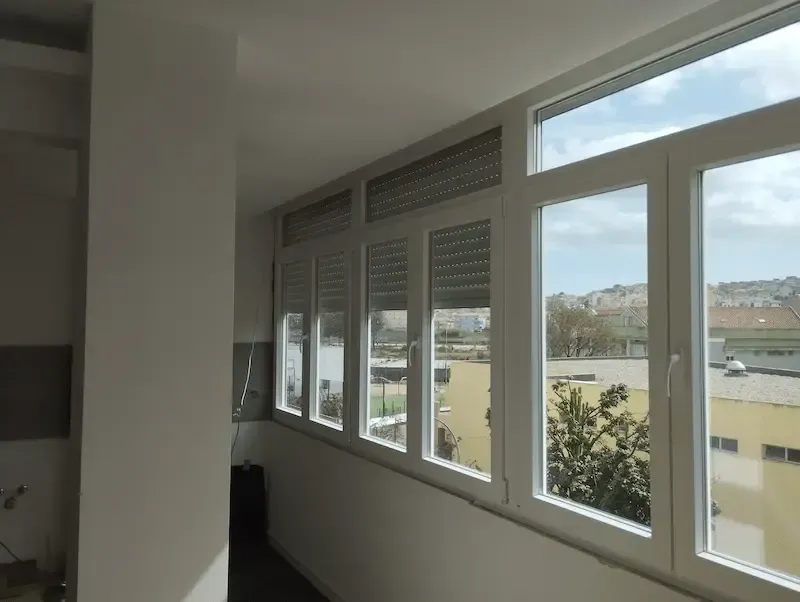 Estores térmicos exteriores em alumínio com isolamento eficiente, ideais para reduzir calor no verão e frio no inverno em habitações em Portugal.