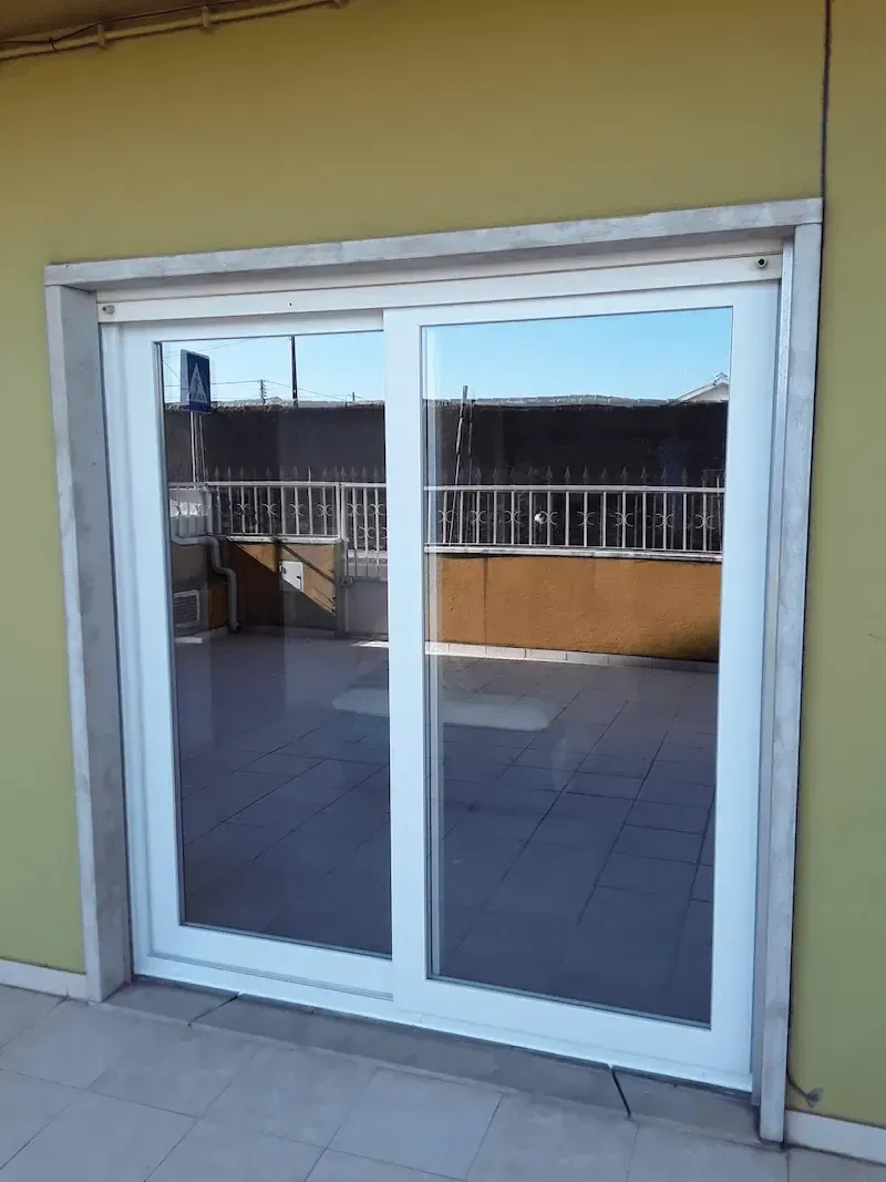 Sistema de portas em PVC com design elegante e isolamento eficiente, indicado para melhorar o conforto térmico e a proteção da habitação.