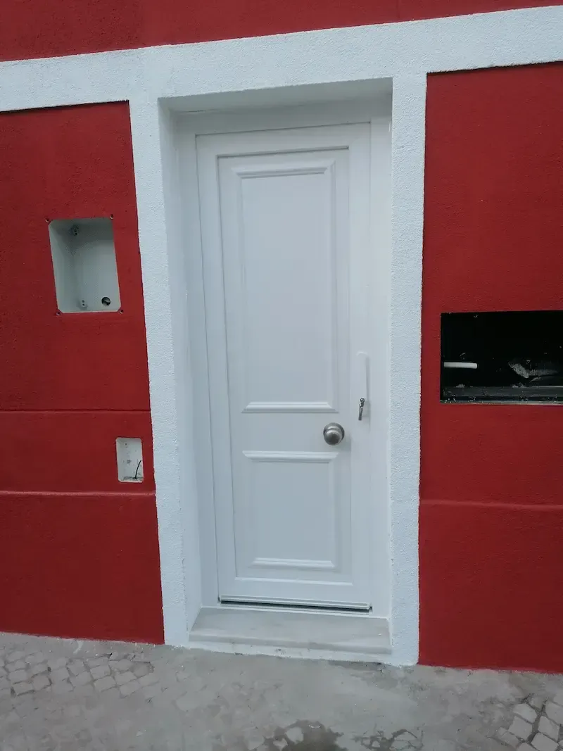 Instalação de portas em PVC modernas, resistentes e seguras, perfeitas para entradas principais e acessos exteriores.