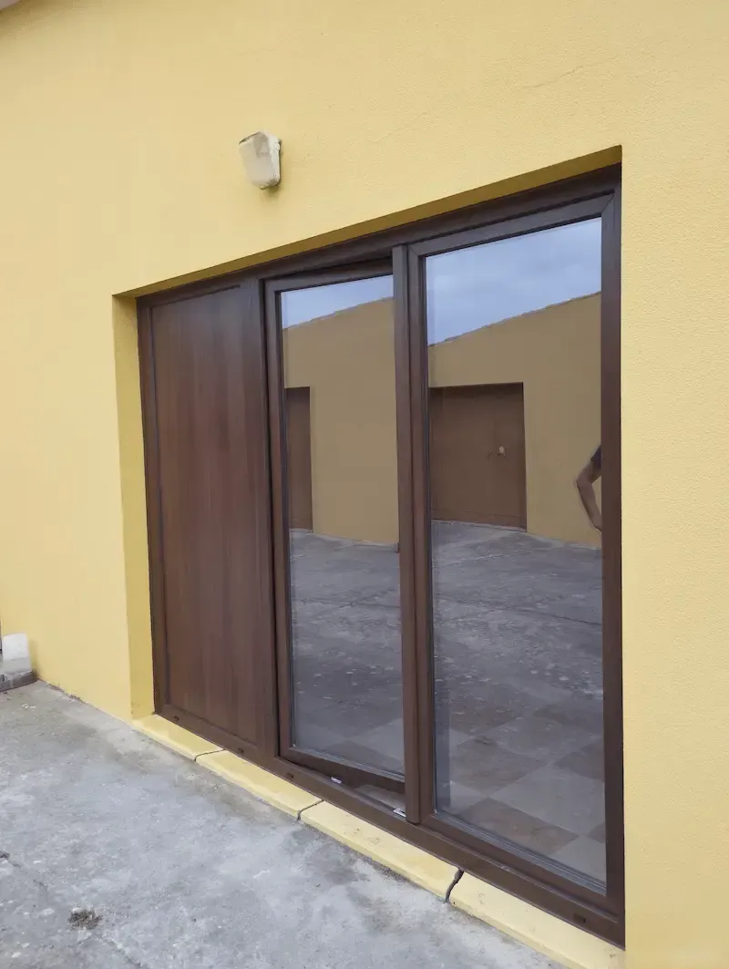 Portas em PVC com alto isolamento térmico e acústico, ideais para aumentar o conforto e eficiência energética da sua casa em Portugal.