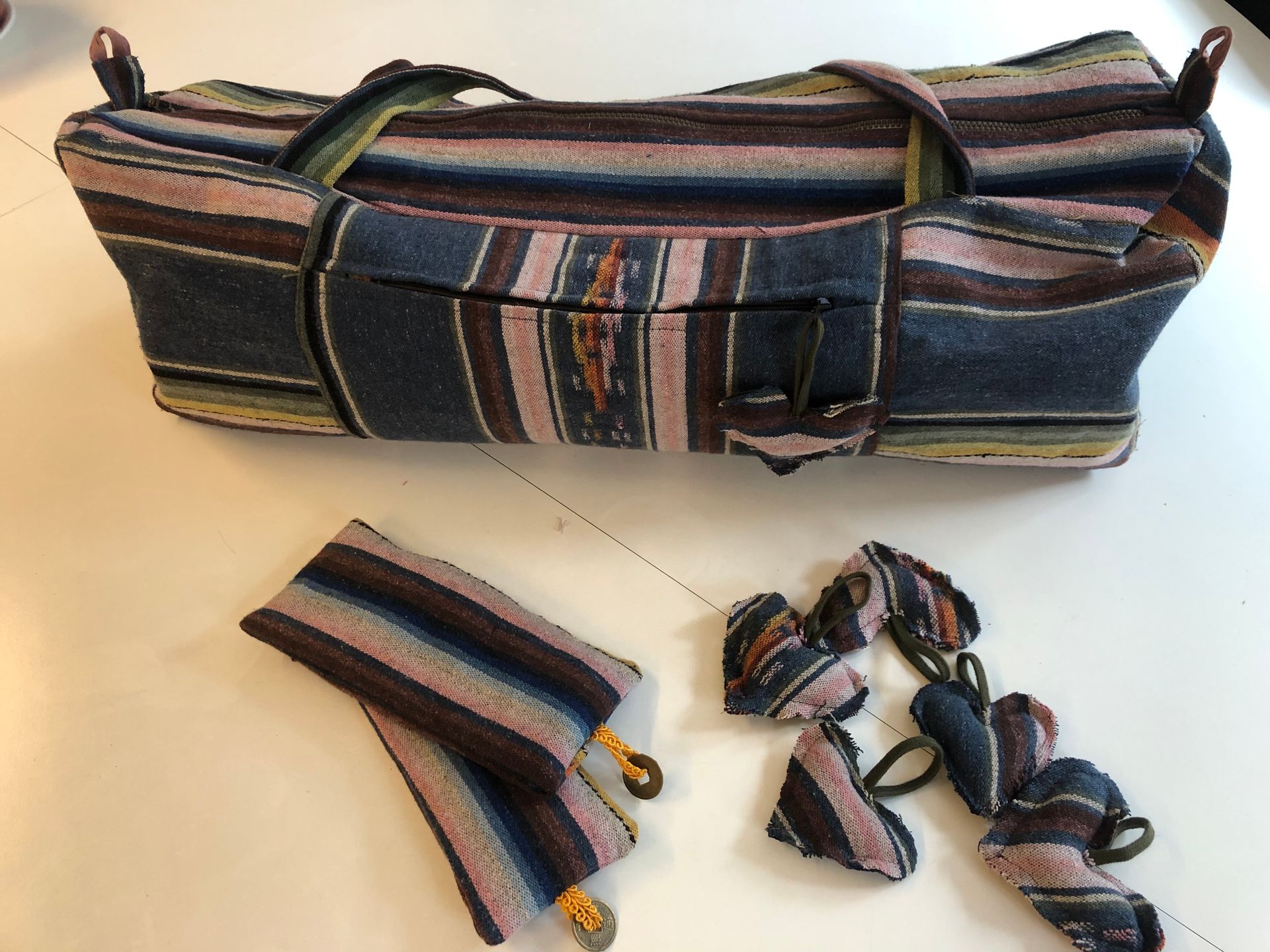 Gestreepte stoffen yogatas met twee schouderbanden, vakken en bijpassende accessoires.