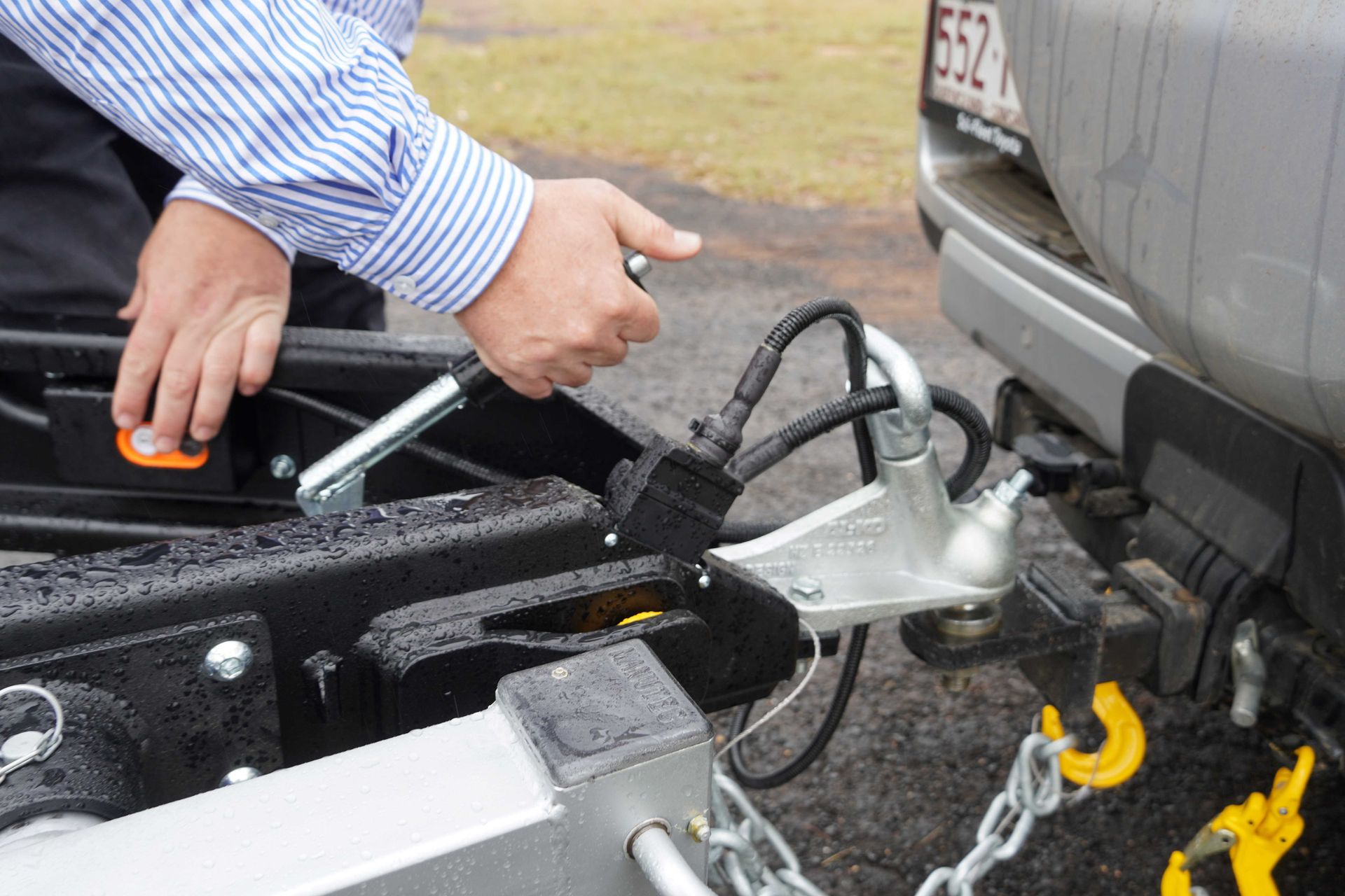 Learn how to safely hitch your trailer (with images)
