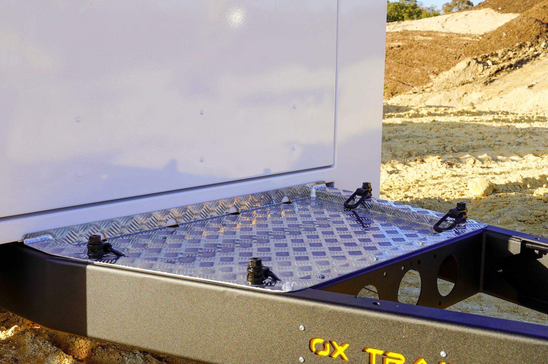 Heavy duty drawbar mounted plate for service equipment on ox trailers service trailer.