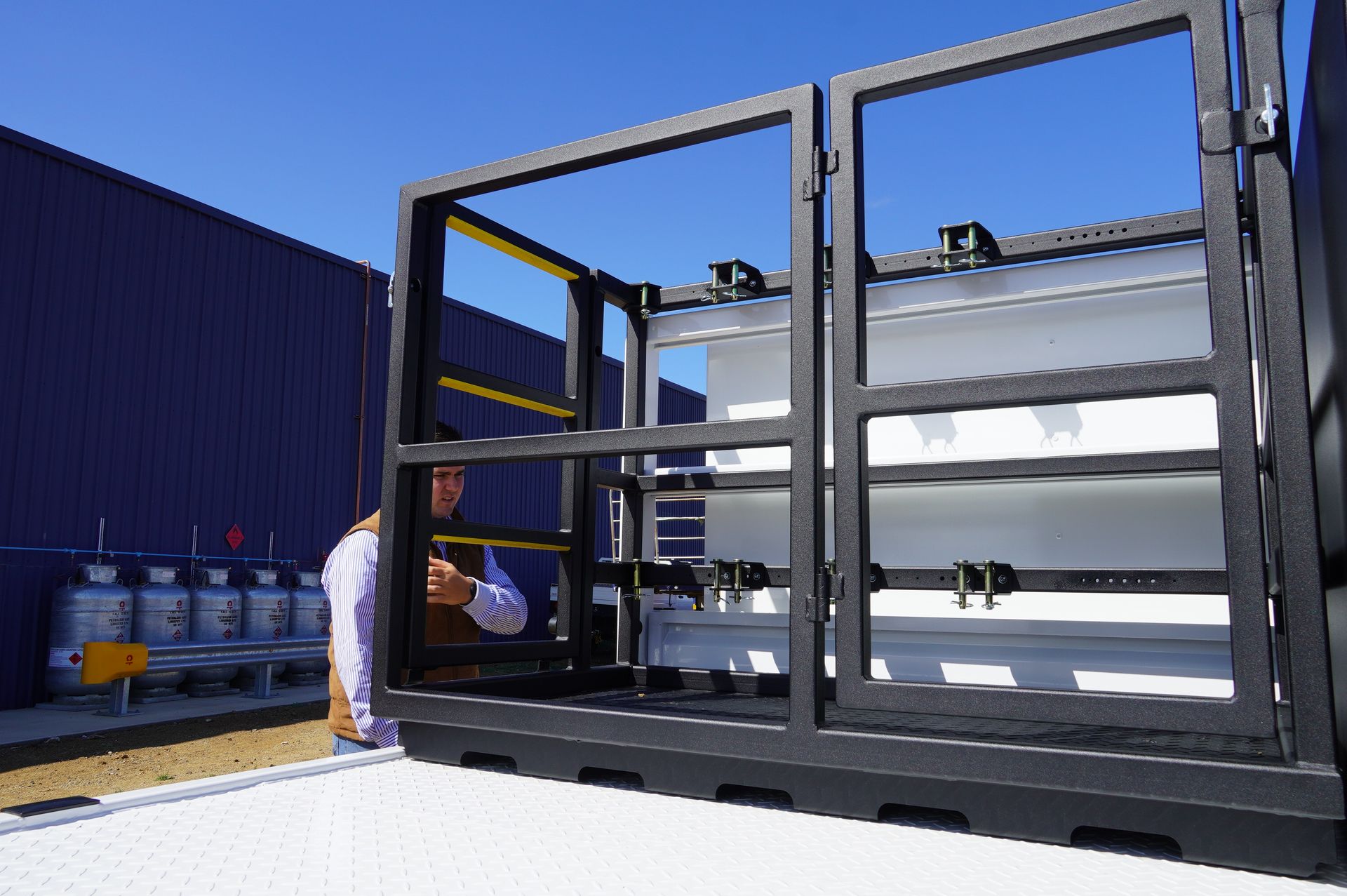 Tray mounted gas cage