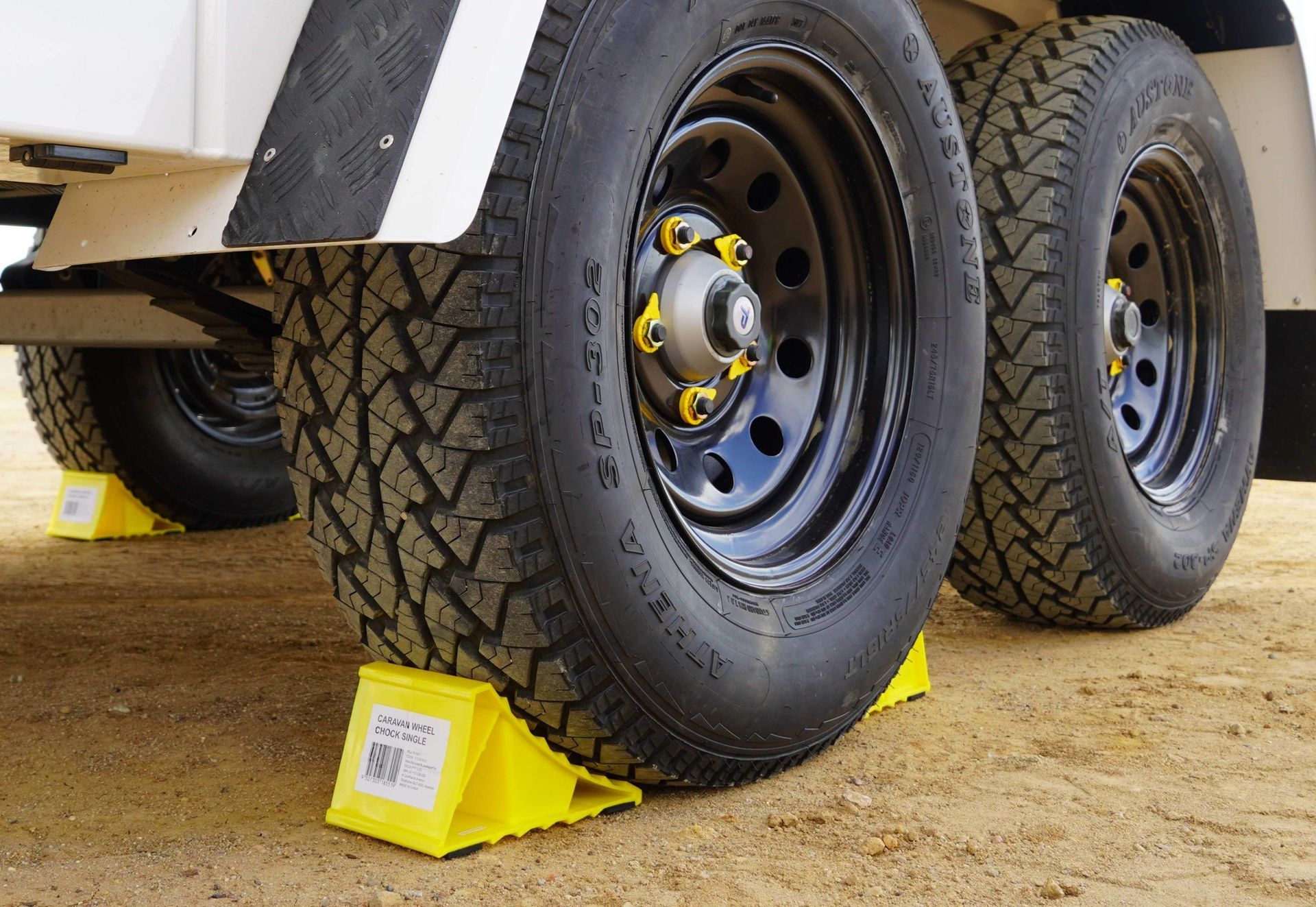 Wheel chock set for heavy duty trailer