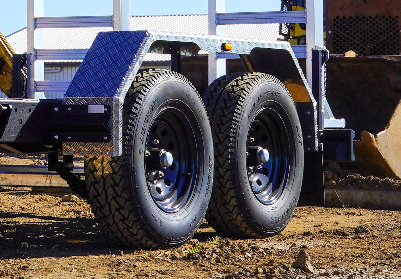 The standard tandem tyres of a base series plant trailer.