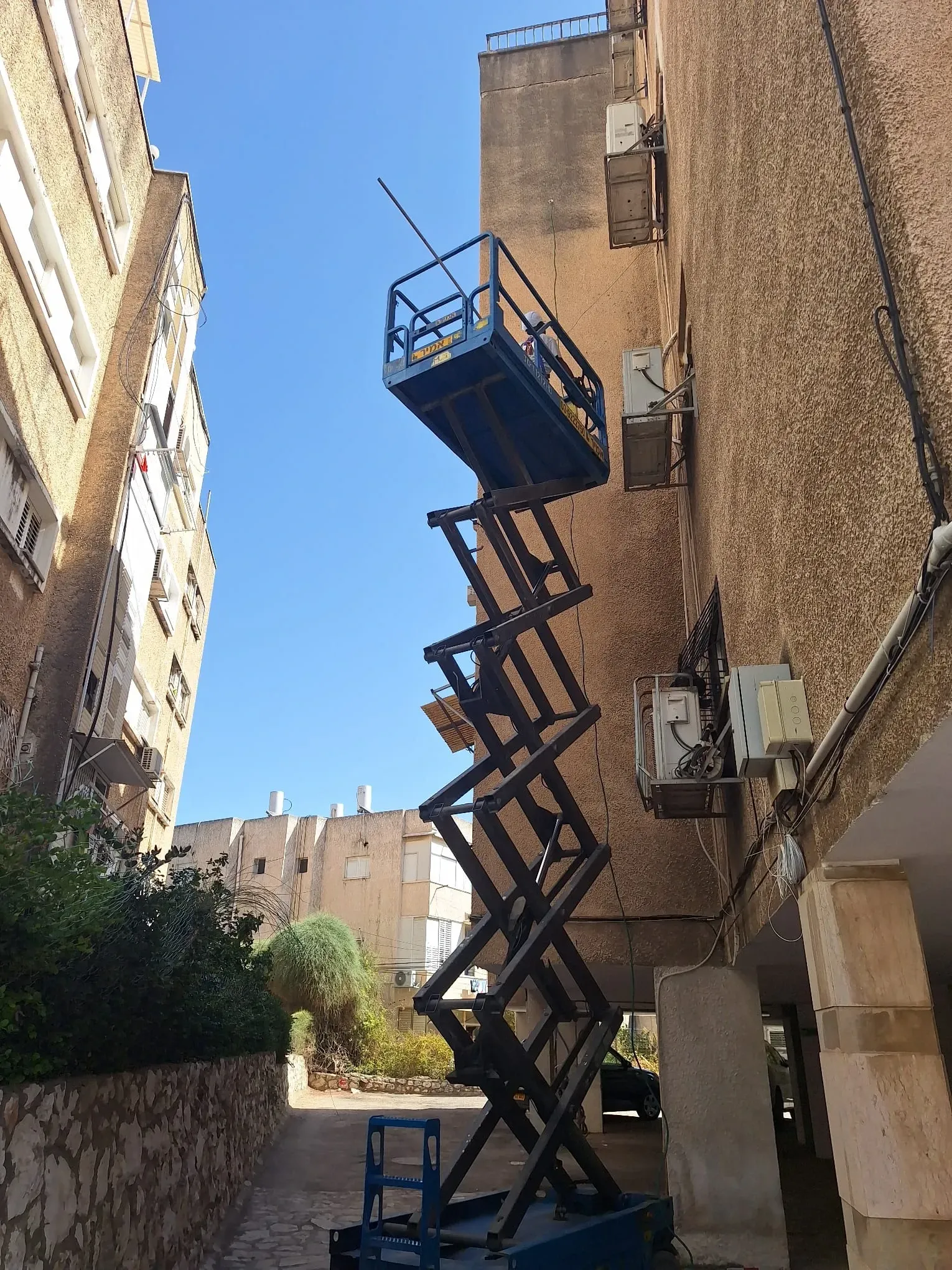 התקנת עמדת טעינה בבנין ברמת גן עם הרמה