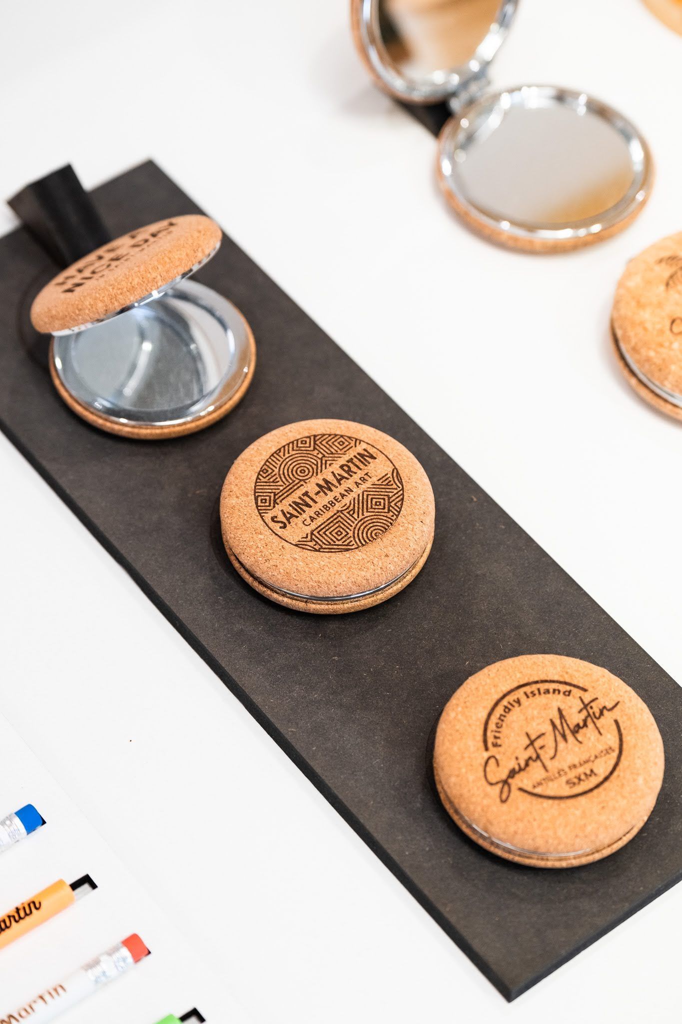 Trois cookies sont posés sur un plateau noir sur une table.