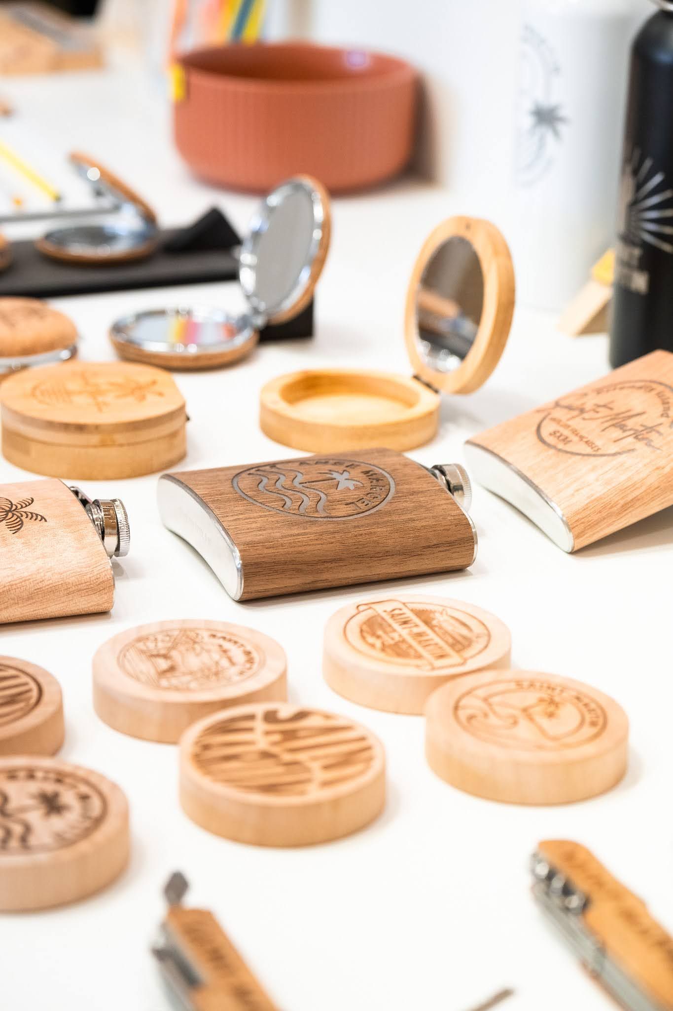 Un tas d'objets en bois sont posés sur une table.
