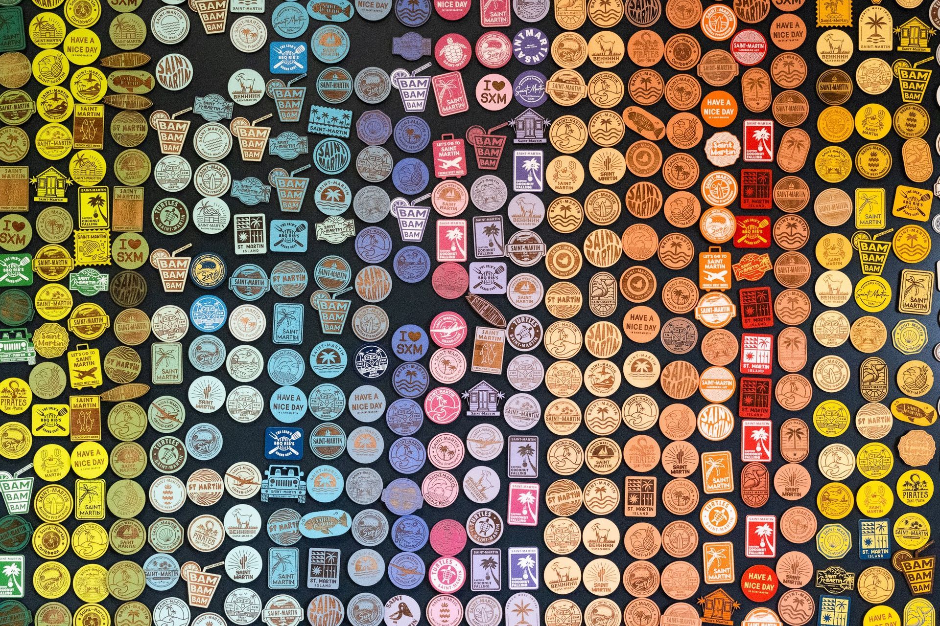 Un tas de cercles de couleurs différentes sur fond noir
