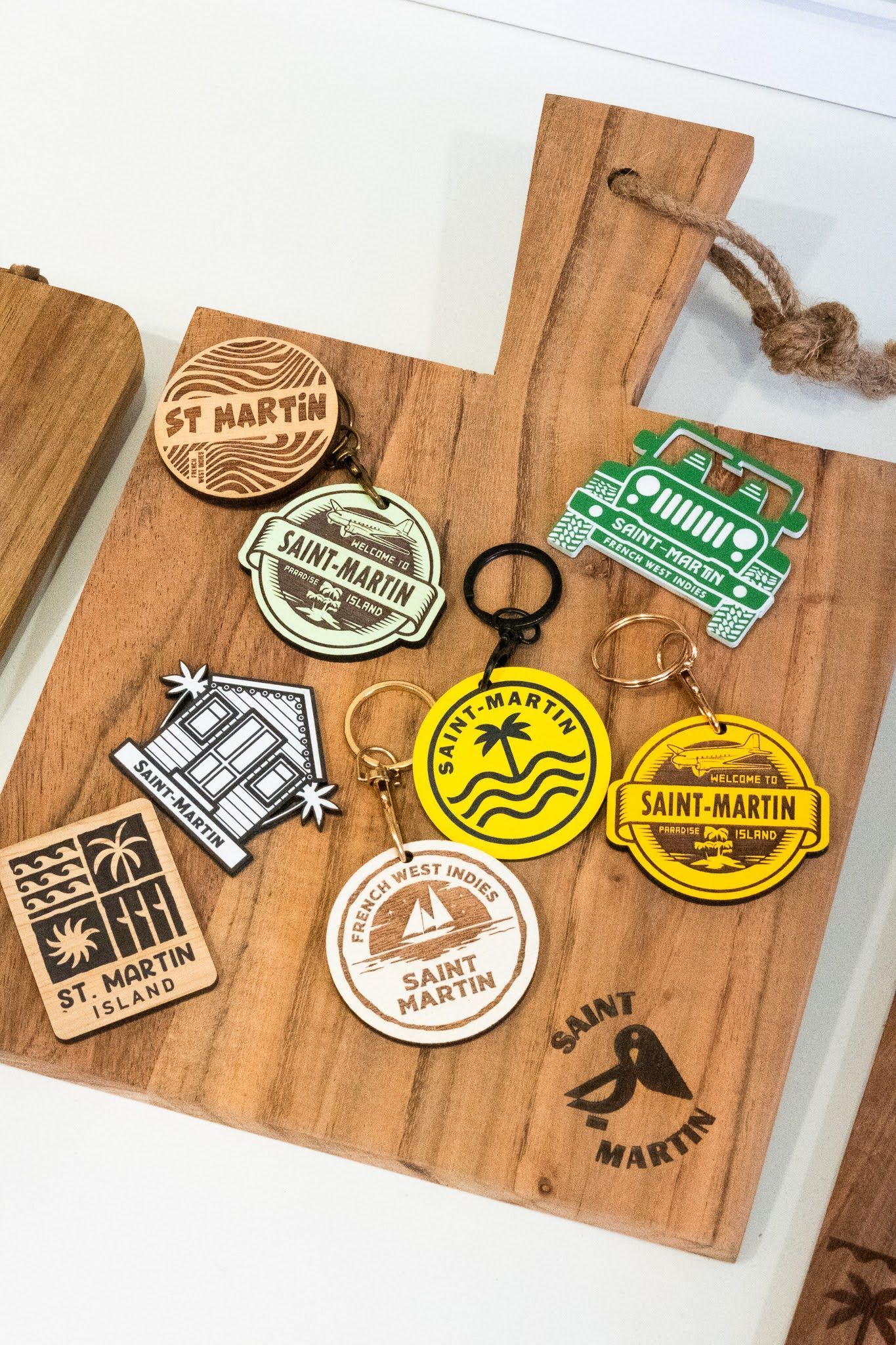 Une planche à découper en bois avec un tas de porte-clés dessus.