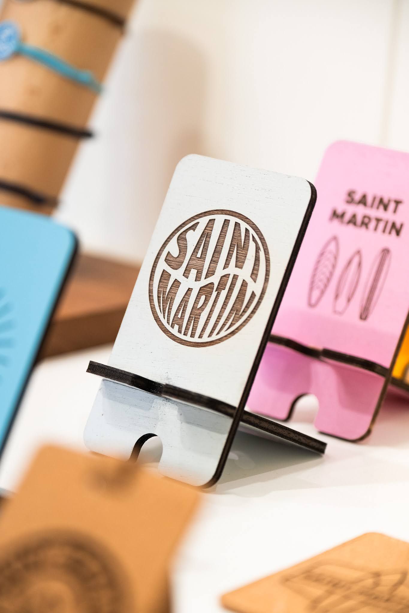 Un support de téléphone avec saint martin écrit dessus