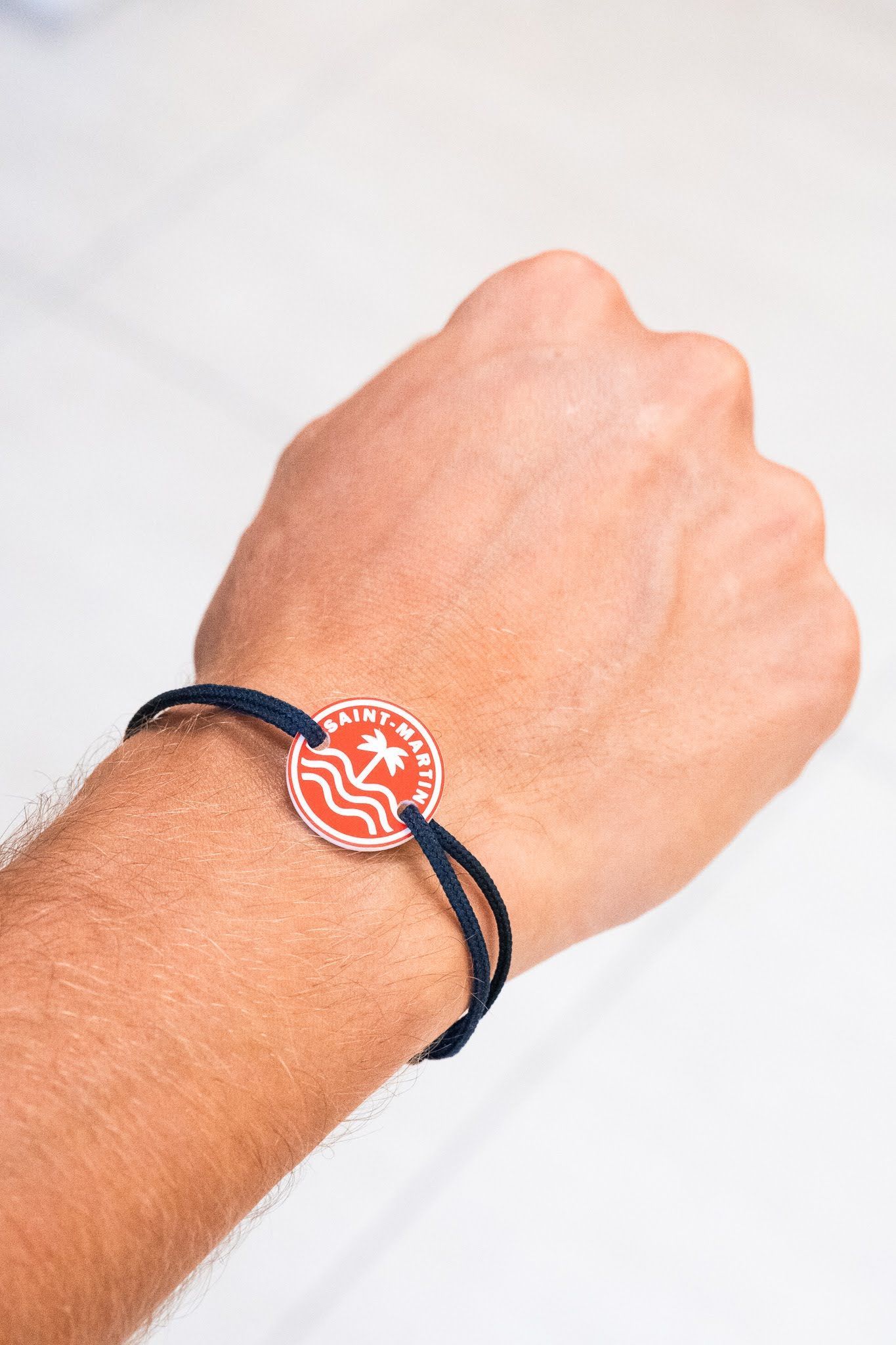 Un homme porte un bracelet au poignet.