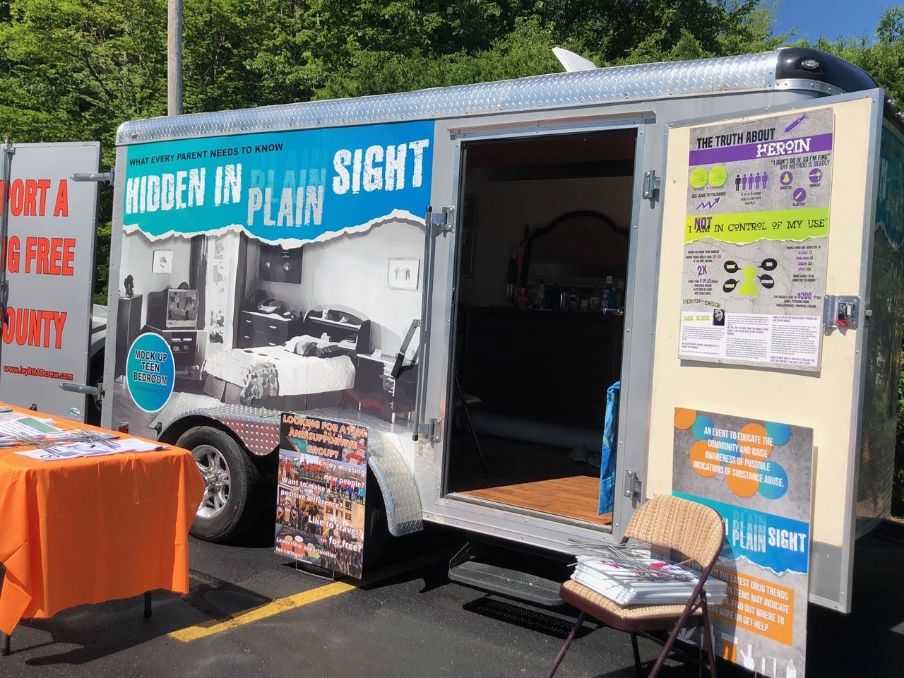 Food truck with “Modern in Sight” signage, open serving window, and menu posters parked outdoors.