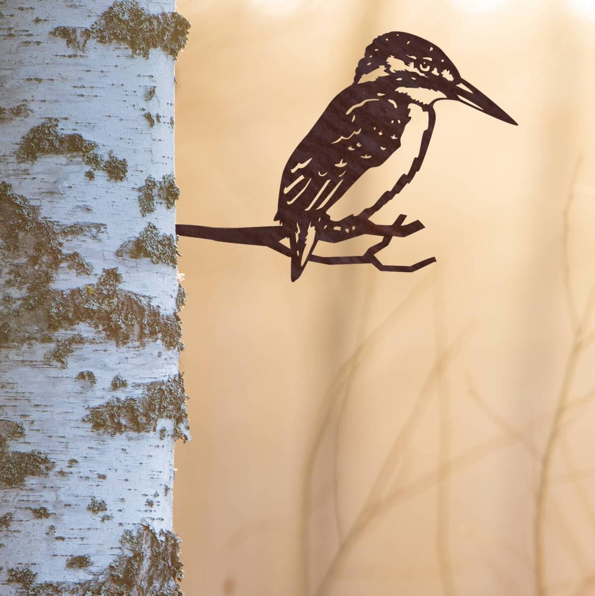 Een silhouet van een vogel die op een boomtak zit