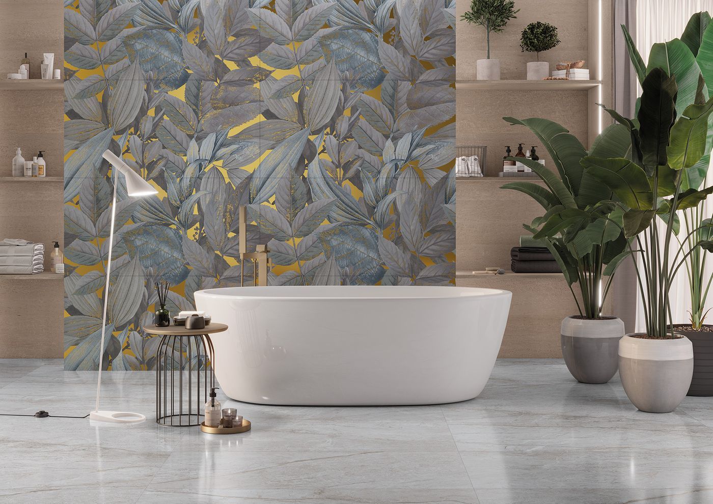 Bagno moderno con vasca da bagno bianca freestanding, carta da parati con motivi di foglie e piante in vaso
