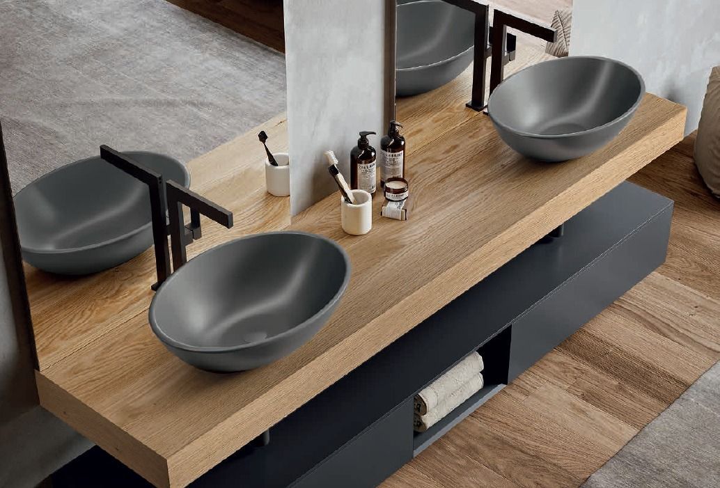 Mobiletto da bagno moderno con doppio lavabo nero opaco, piano in legno e mobili grigi