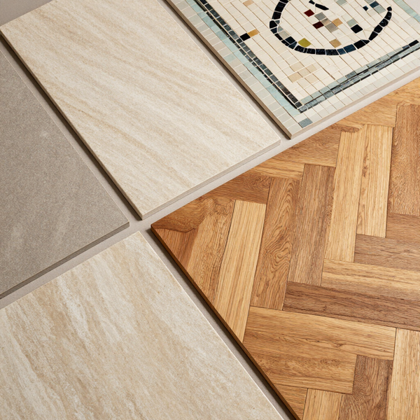Soggiorno minimalista beige con scale, panca a incasso e ampie porte vetrate che si aprono su un cortile