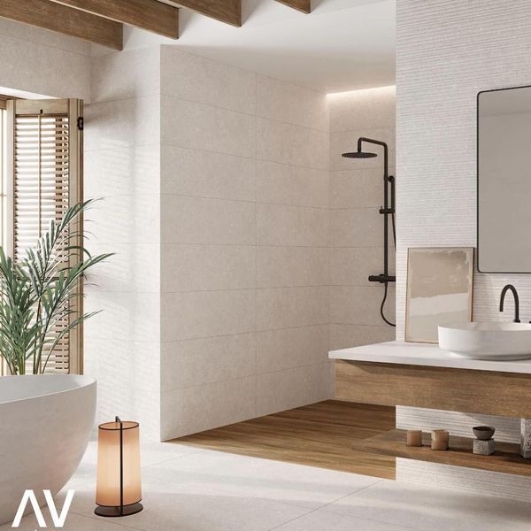 Soggiorno minimalista beige con scale, panca a incasso e ampie porte vetrate che si aprono su un cortile
