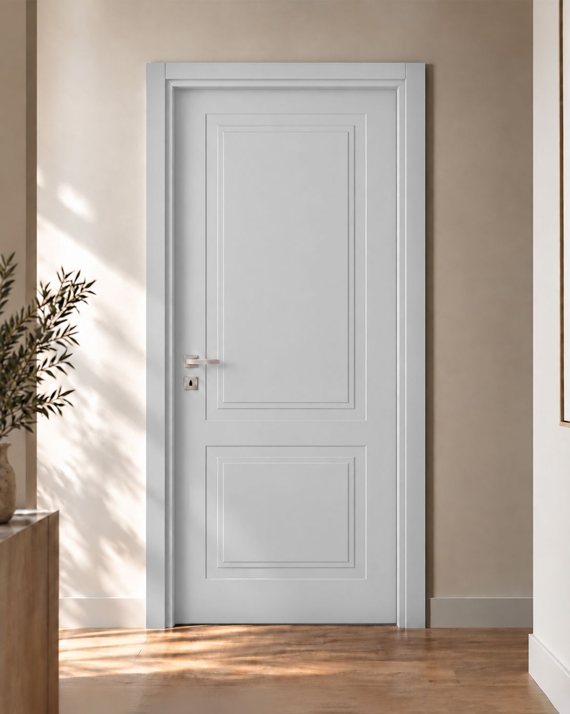 Porta interna bianca in una stanza beige, con la luce del sole che illumina il pavimento