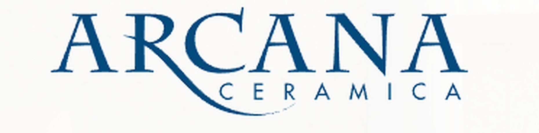 Logo di Arcana Ceramica con scritta blu in caratteri serif e una linea curva sottostante, su sfondo bianco