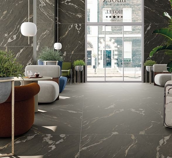 Moderno corridoio beige con porte in legno, pannelli in vetro satinato e pavimento piastrellato