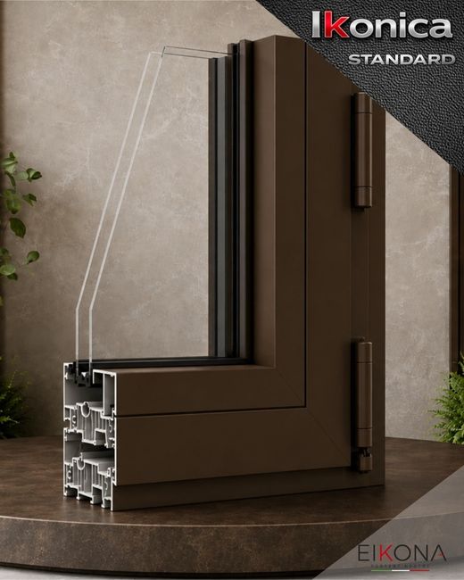 Sezione trasversale di una finestra marrone con vetro trasparente e telaio in alluminio, esposta su un supporto in showroom