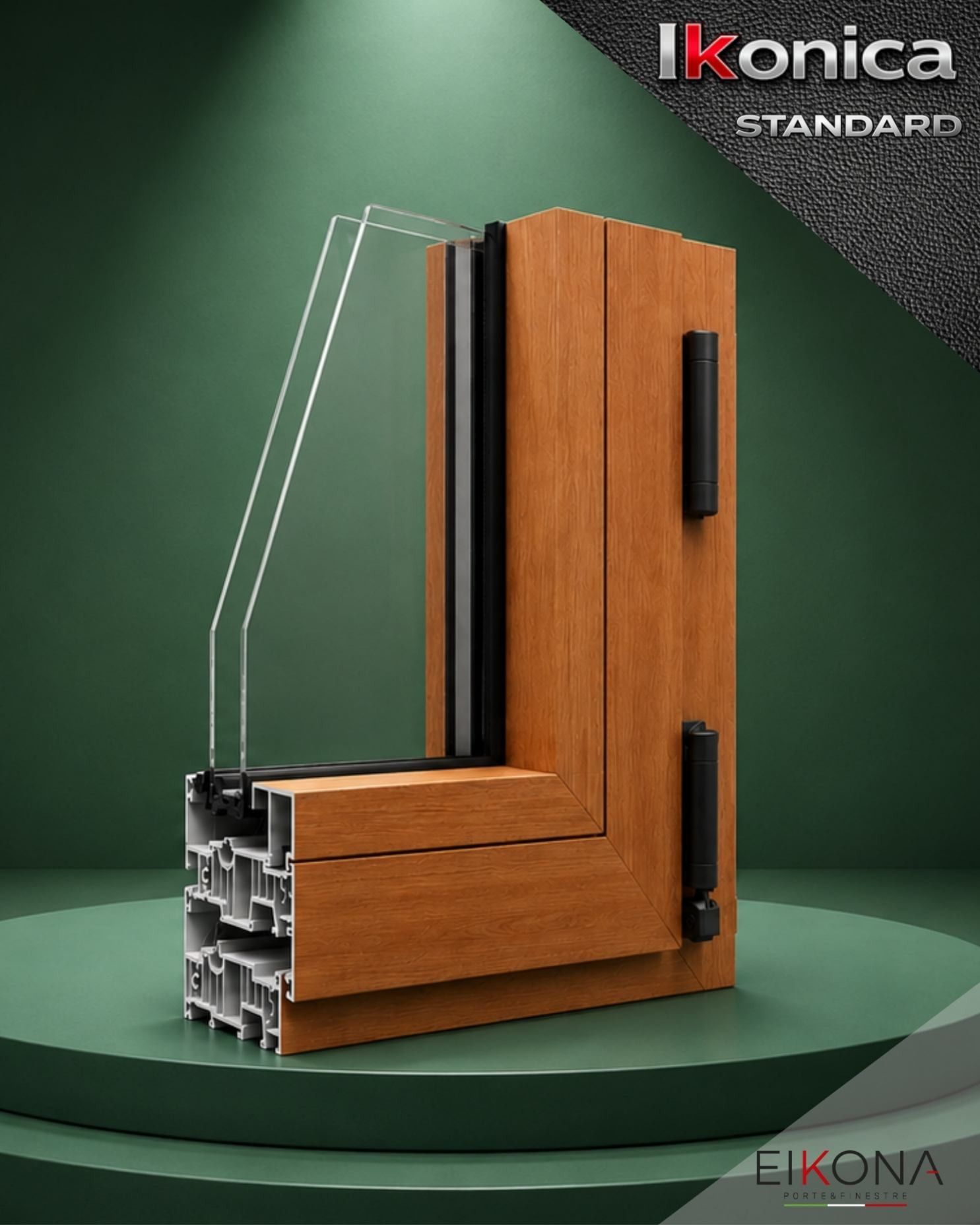 Sezione di un profilo per finestra effetto legno, con ferramenta nera e vetro, esposta su un piedistallo verde.