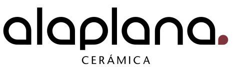 Logo di Alaplana in testo nero minuscolo, con un punto color bordeaux e “CERÁMICA” sotto