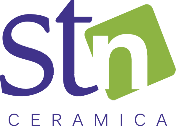 Logo di Stn Ceramica in viola e verde, con la scritta CERAMICA sotto