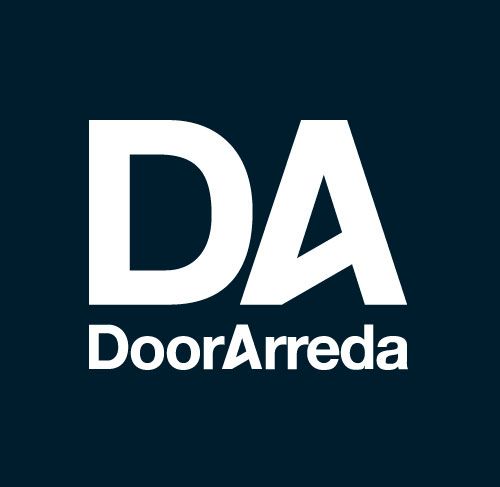 Logo di DoorArreda con le lettere DA bianche su sfondo blu scuro
