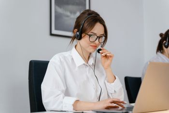 Client support specialist providing confidential help via phone and online chat service