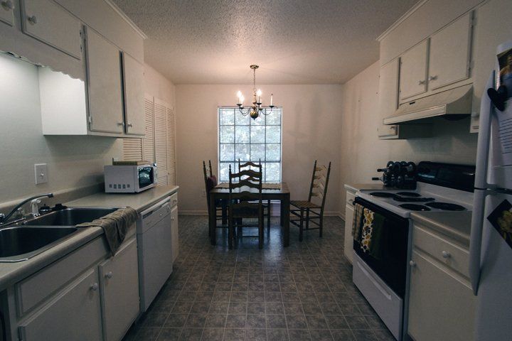 LAKELAND LANE - Kitchen