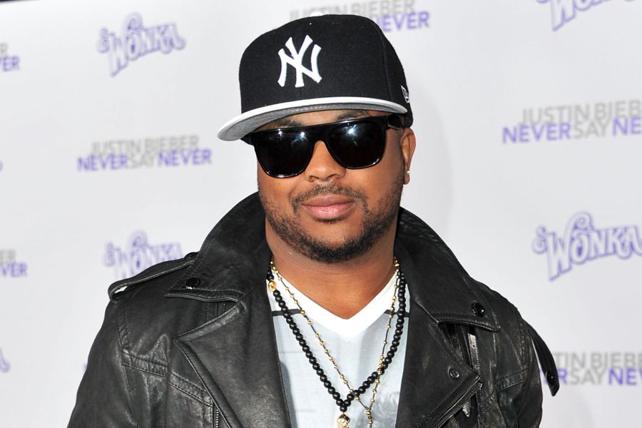 Man in black leather jacket and New York Yankees cap at a Justin Bieber Never Say Never event