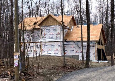 Une maison est en construction au milieu d'une forêt
