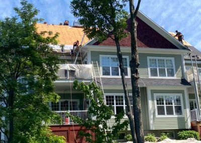 Une grande maison avec un toit en travaux