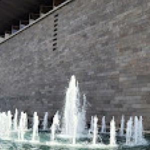 Picture of the National Gallery of Victoria from the front entrance, showing fountains and signs.