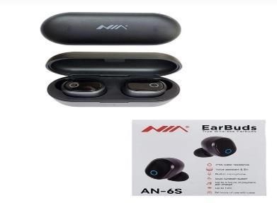 Auriculares inalámbricos negros en estuche de carga abierto con la caja del producto AN-6S que se muestra a continuación.