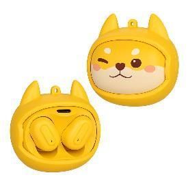 Dos estuches amarillos con forma de perro, uno con la cara de un perro y el otro abierto dejando ver los auriculares