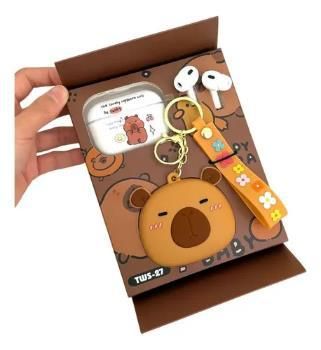 Bonito kit con temática de oso, un estuche para auriculares, AirPods, un llavero y un bolígrafo decorado, todo en una caja.