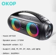 Altavoz Bluetooth portátil OKOP negro con luces RGB y especificaciones del producto sobre fondo blanco.