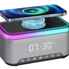 Despertador futurista de mesilla con carga inalámbrica, detalles de neón y pantalla digital de la hora