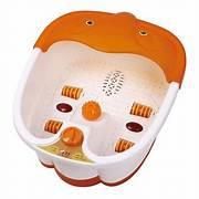 Cepillo de plástico naranja y blanco para el cuidado de mascotas, con cerdas y protuberancias para masaje.